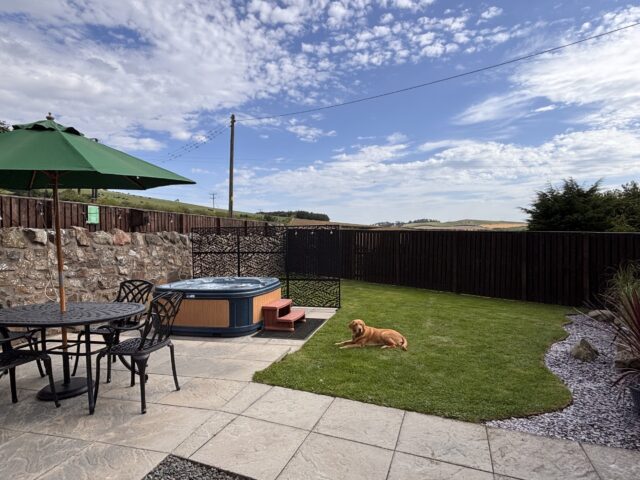 Cannich Cottage Enclosed Back Garden with Private Hot Tub