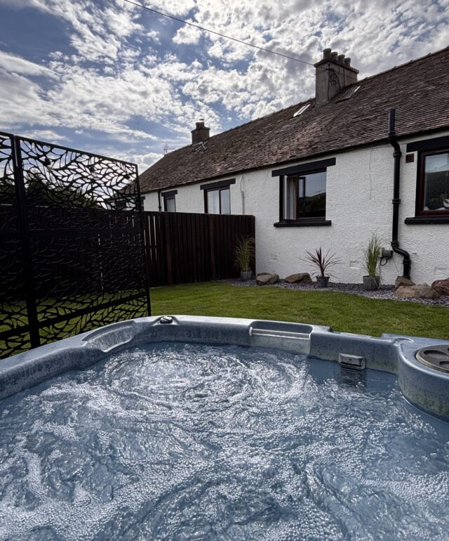 Cannich Cottage Enclosed Back Garden with Private Hot Tub