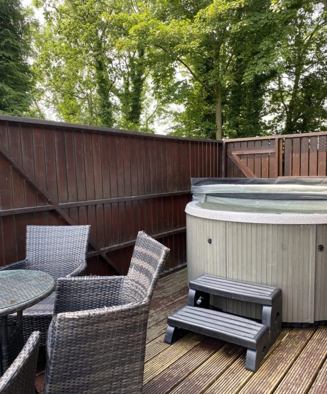 Birch Lodge 17 Private Hot Tub on Enclosed Decking with Table & Chairs