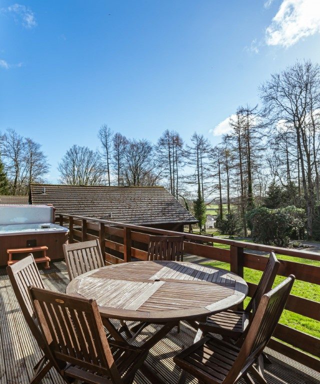 Lady Galloway Lodge 28 Enclosed Decking complete with Private Hot Tub and Table & Chairs