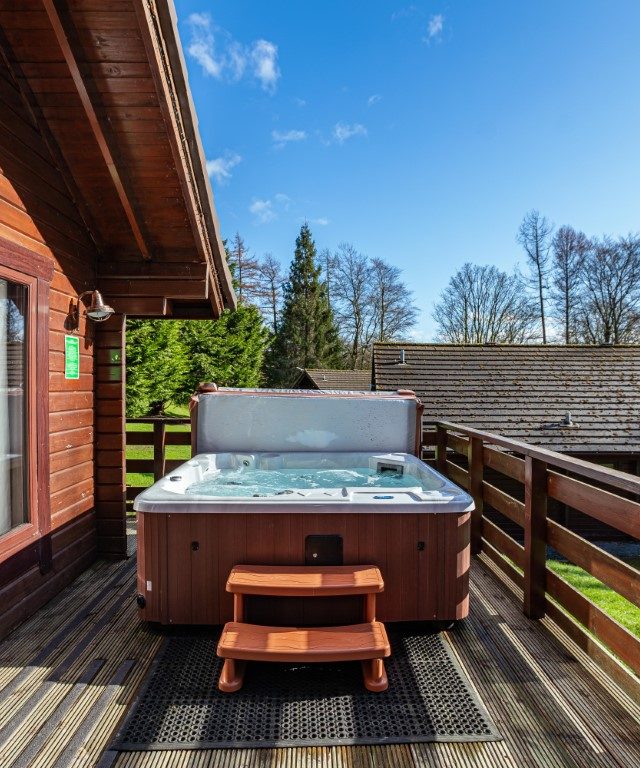 Lady Galloway Lodge 28 Enclosed Decking with Hot Tub