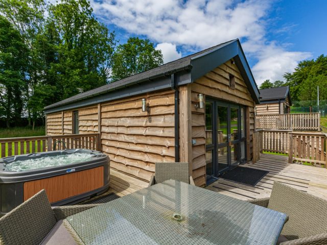 Squirrel Lodge 42 Enclosed Decking with Private Hot Tub and Patio Furniture