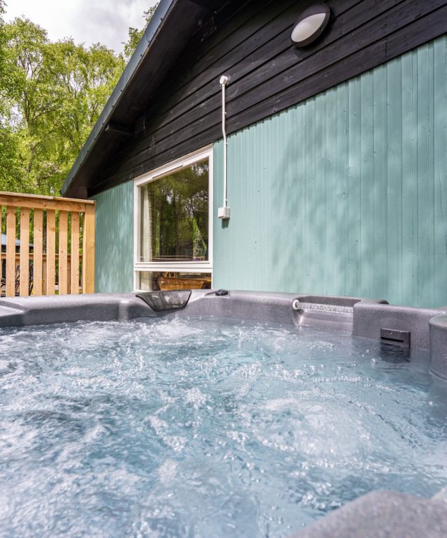 Heather Lodge 3 Enclosed Decking with Hot Tub