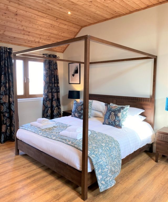 Pheasant Lodge Super King Four Poster Bed