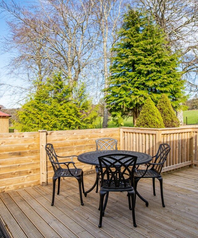 Breckland House Enclosed Decking with Table & Chairs