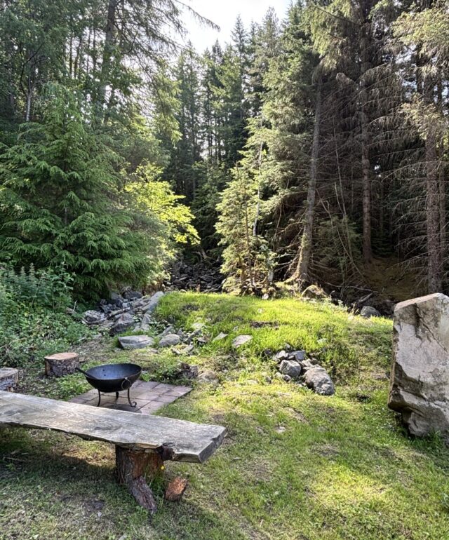Drumlinn Cottage Grounds with Fire Pit