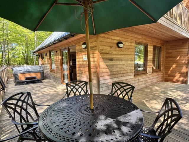 Monarch Lodge Large Enclosed Decking