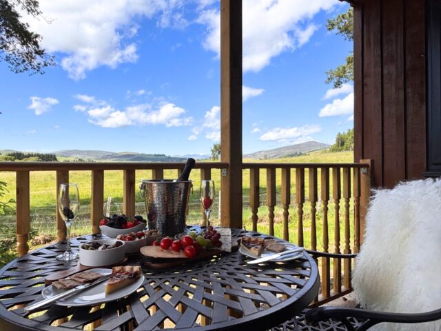 Al-fresco dining at Azalea Lodge 4