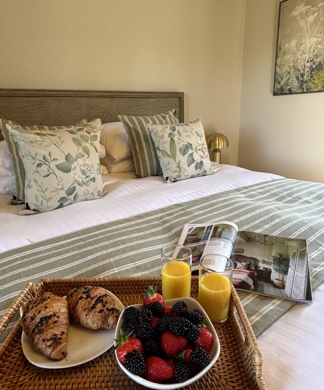 Relax with breakfast in bed at Azalea Lodge 4
